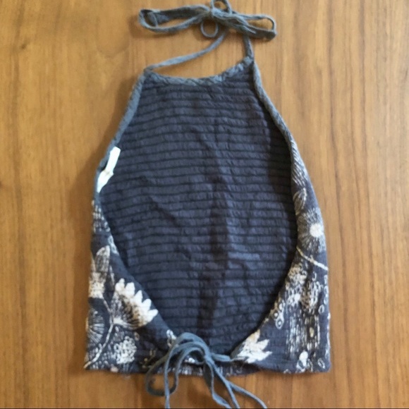 Halter crop top - dark floral print - Picture 3 of 6